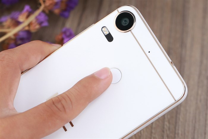 Điện thoại HTC Desire 10 Pro