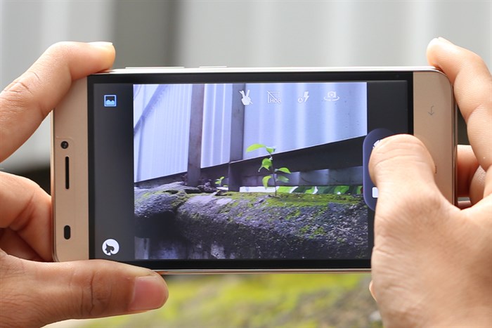 Điện thoại Mobell Nova S2 Màu Vàng đồng