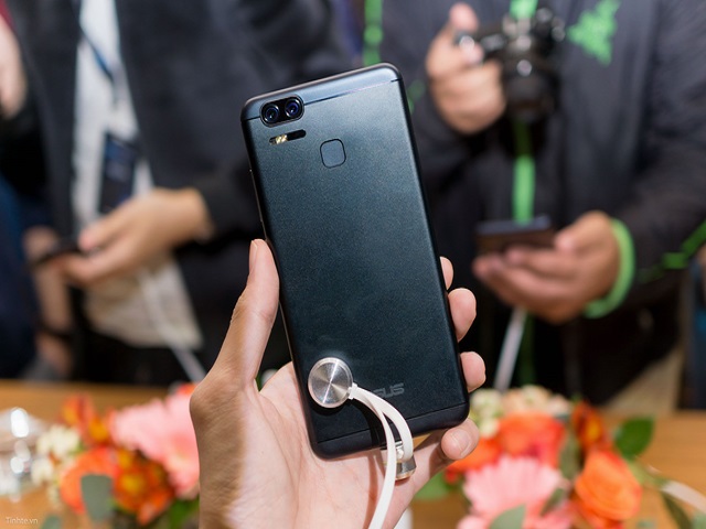 Asus Zenfone 3 Zoom - Mặt sau nổi bật bộ đội camera kèm đèn Flash LED kép Asus Zenfone 3 Zoom - Mặt sau nổi bật bộ đội camera kèm đèn Flash LED kép