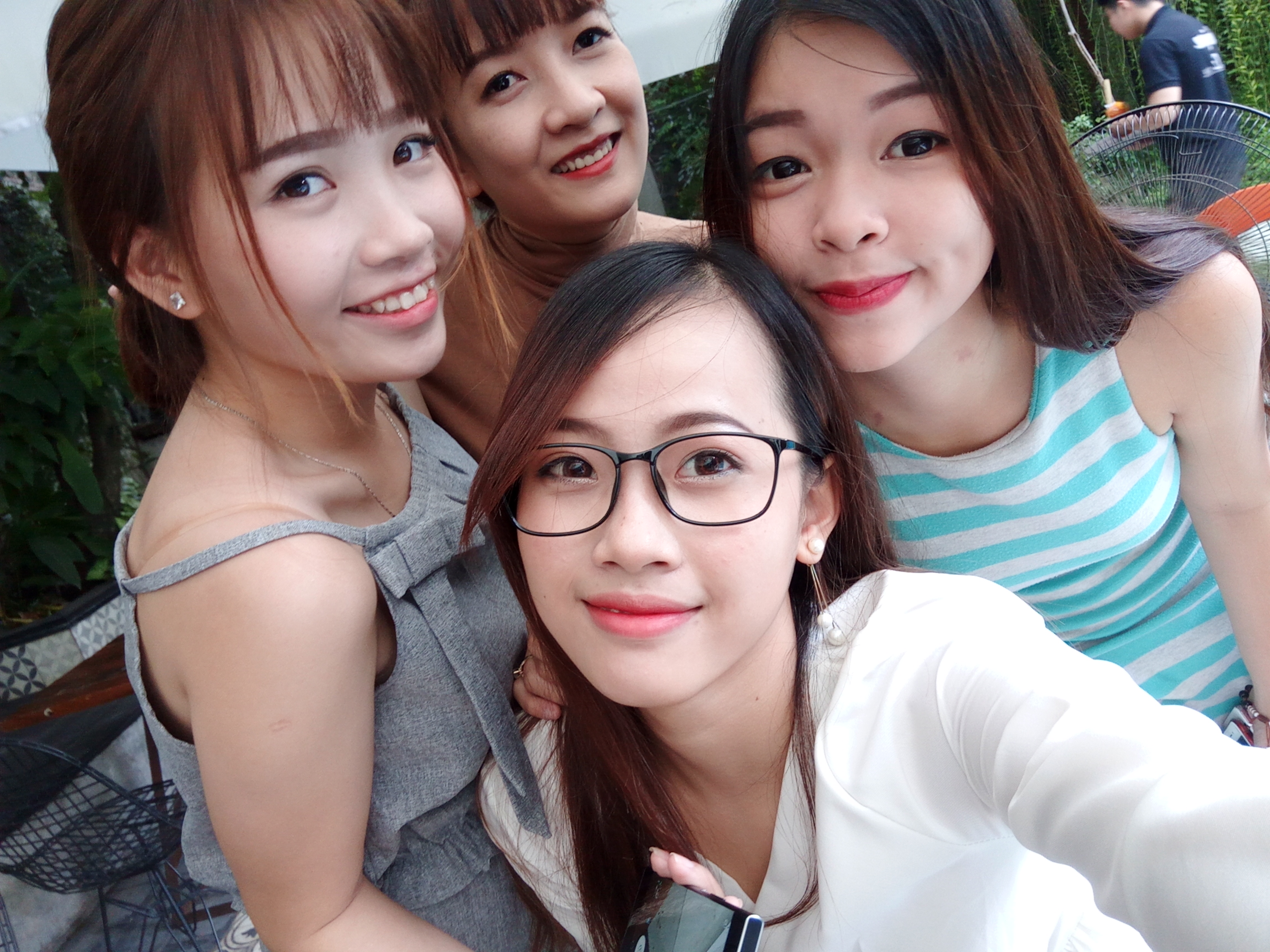 Selfie nhóm chưa bao giờ dễ dàng đến thế