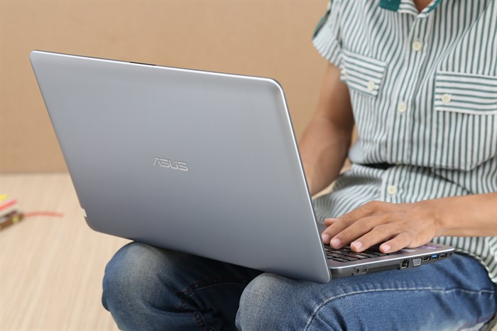 Laptop Asus A540UP i3 7100U/4GB/500GB/2G M420/Win10/(DM094T) Màu Bạc