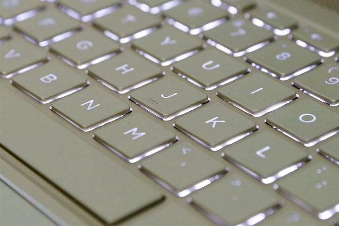 Laptop HP Envy 13 ad138TU i5 8250U/4GB/128GB/Win10/(3CH45PA) Màu Vàng đồng