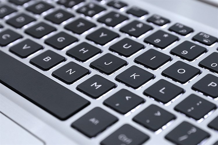 Laptop Dell Inspiron 5570 i5 8250U/4GB/1TB/2GB M530/Win10/Office365/(M5I5238W) Màu Bạc