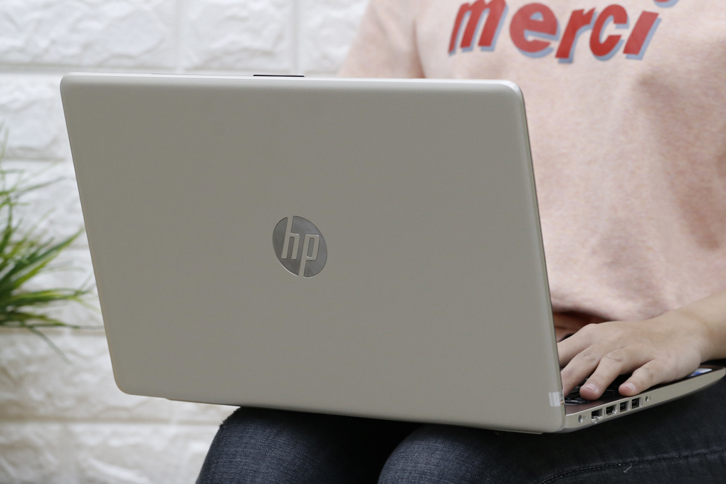 Laptop HP 15 da0058TU i5 8250U/4GB/1TB/Win10/(4NA92PA) Màu Vàng đồng