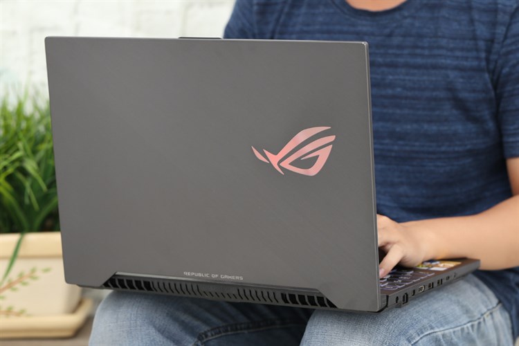 Laptop Asus ROG Strix Scar GL504GM i7 8750H/16GB/1TB+128GB/6GB GTX1060/Win10/(ES044T)