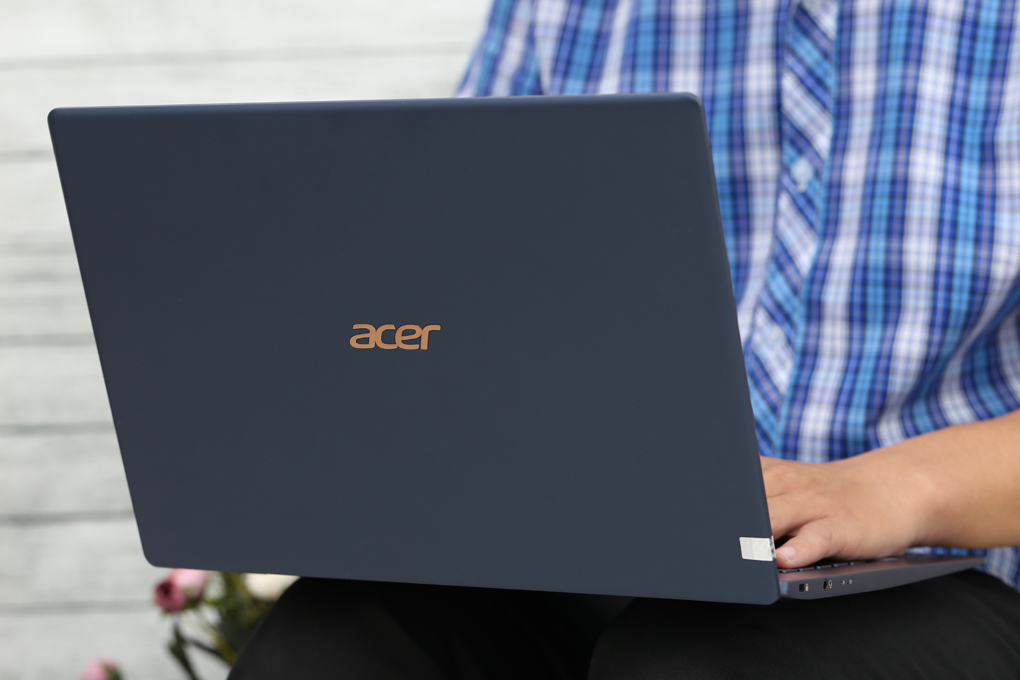 Laptop Acer Swift 5 SF514 53T 720R i7 8565U/8GB/256GB/Touch/Win10 (NX.H7HSV.002) Màu Xanh Dương