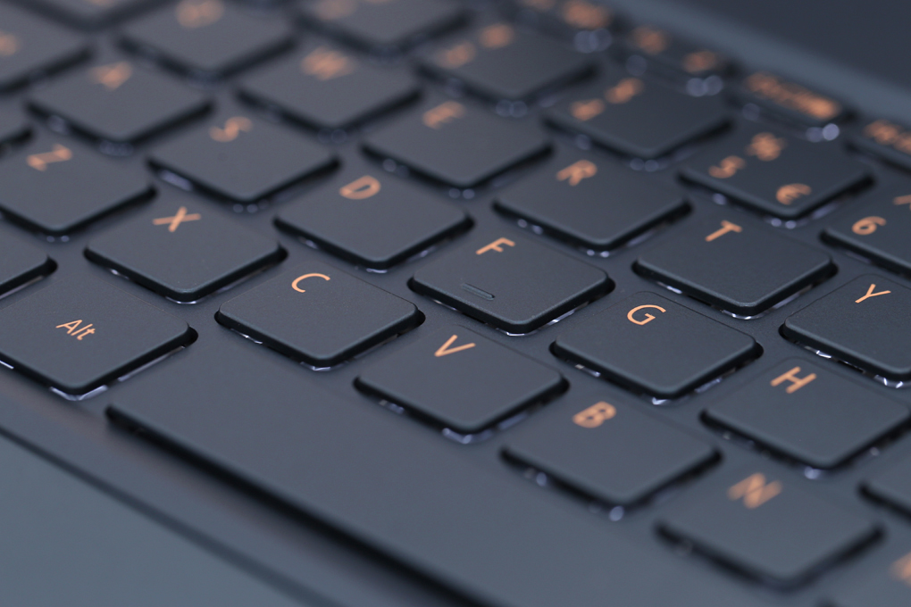 Laptop Acer Swift 5 SF514 53T 720R i7 8565U/8GB/256GB/Touch/Win10 (NX.H7HSV.002) Màu Xanh Dương