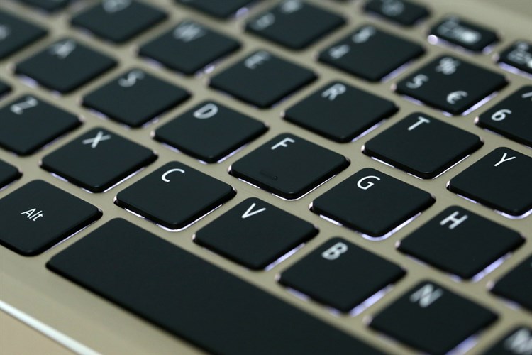 Laptop Acer Swift 3 SF315 52G 87N4 i7 8550U/8GB/128GB/2GB MX150/Win10 (NX.GZCSV.005) Màu Vàng