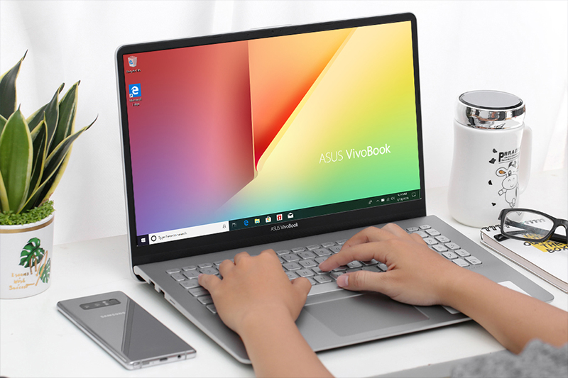 Laptop Asus Vivobook S15 S530 đem đến sự tiện lợi trong việc tản nhiệt và trải nghiệm gõ phím được tốt hơn. Laptop Asus Vivobook S15 S530 đem đến sự tiện lợi trong việc tản nhiệt và trải nghiệm gõ phím được tốt hơn.