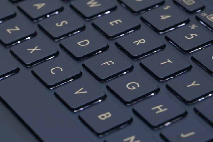 Laptop Asus ZenBook 15 UX533FD i5 8265U/8GB/256GB/GTX1050/Túi/Win10 (A9035T) Màu Xanh Dương