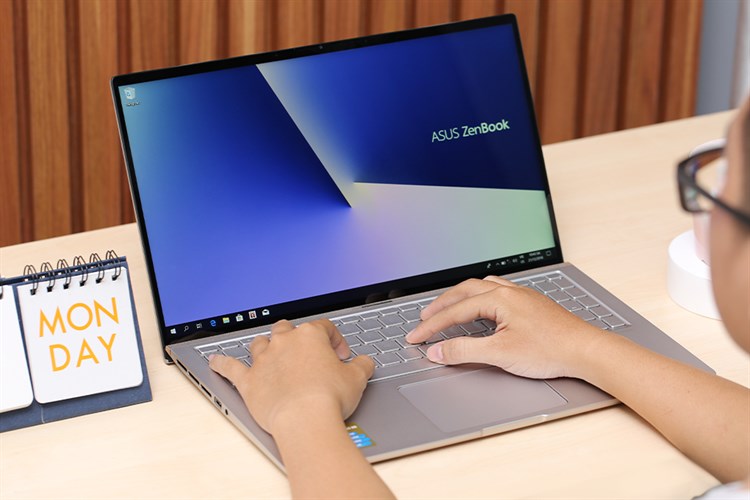 Laptop Asus ZenBook 15 UX533FD i7 8565U/8GB/512GB/2GB GTX1050 Max-Q/Win10 (A9099T)