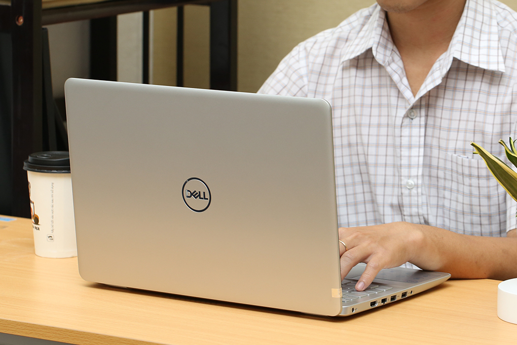 Laptop Dell Inspiron 15 5584 i5 8265U/8GB/2TB/2GB MX130/Win10 (N5I5353W) Màu Bạc