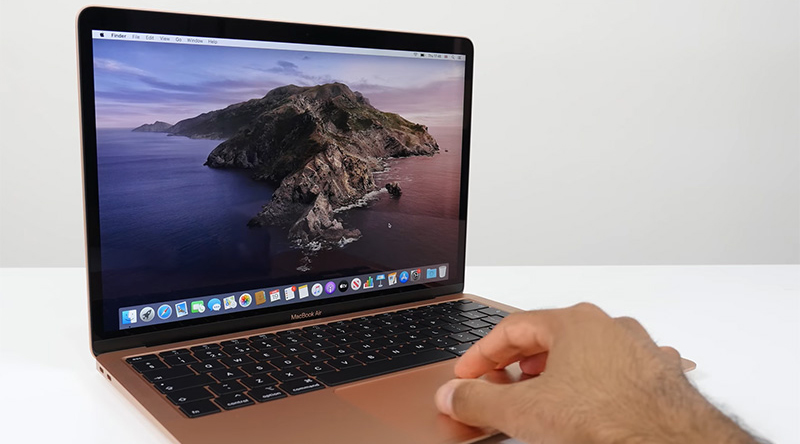 Bàn rê chuột trên MacBook Air 2020 đã phát huy tối đa những ưu điểm 