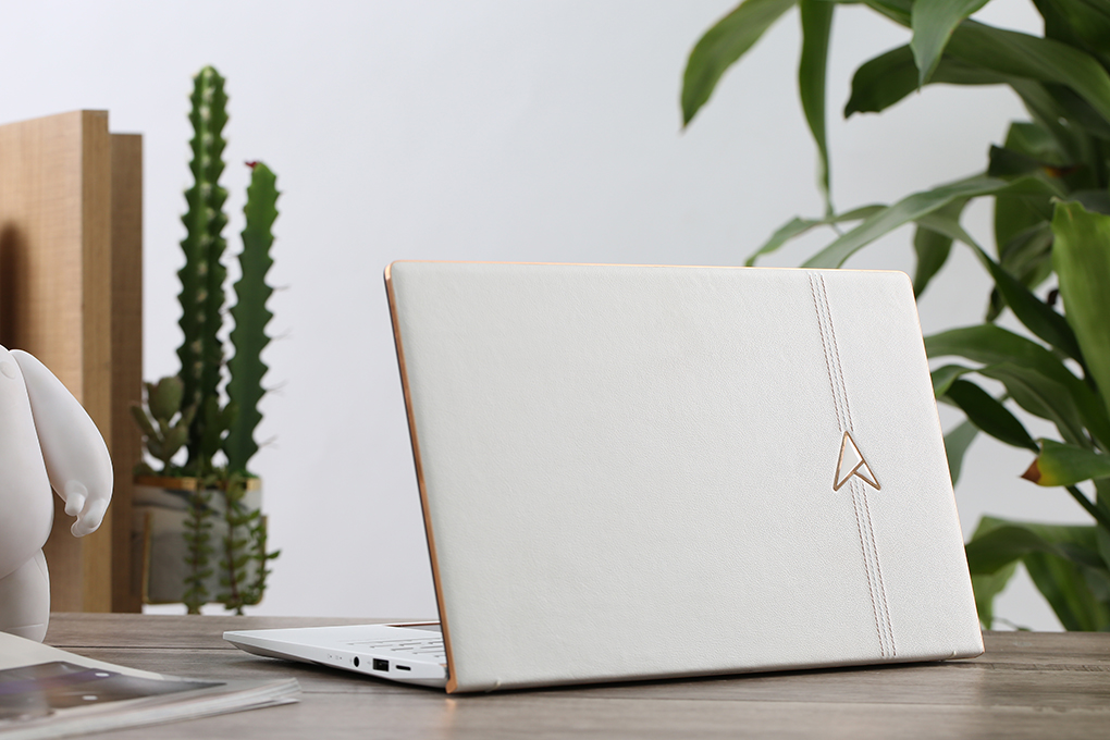 Laptop Asus ZenBook Edition 30 UX334FL i7 8565U/8GB/512GB/2GB MX250/Túi/Chuột/Win10 (A4057T) Màu Trắng