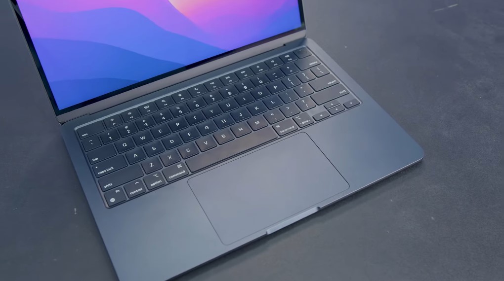 Macbook Air M2 - Bàn di chuột