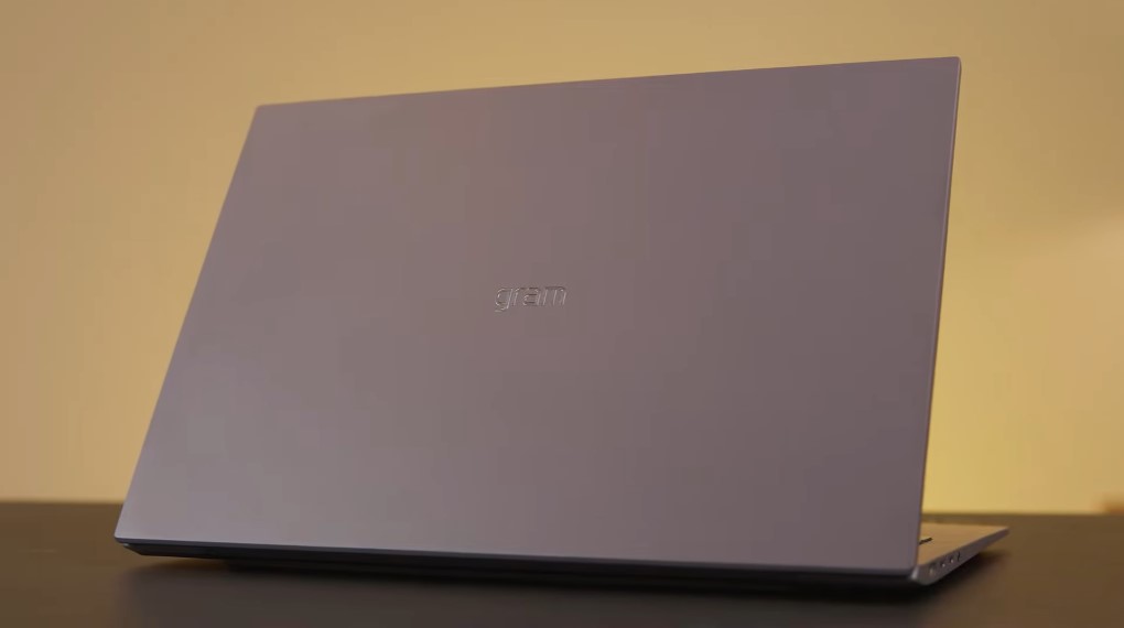 LG gram 2022 i7 1260P (16Z90Q-G.AH76A5) - Thiết kế nắp lưng