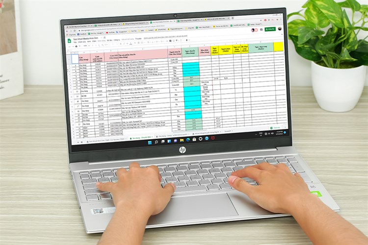 Laptop HP Pavilion 15 eg2036TX i5 1235U/8GB/512GB/2GB MX550/Win11 (6K782PA) Màu Bạc