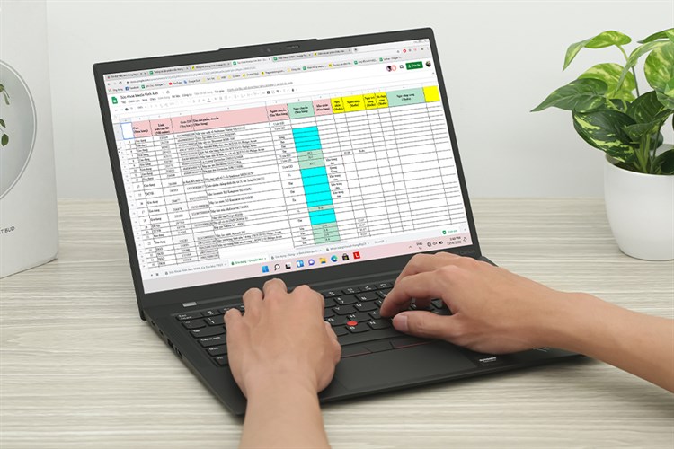 Laptop Lenovo ThinkPad X1 Carbon Gen 10 i7 1260P/16GB/512GB/Touch/Win11 (21CB00A8VN) Màu Đen