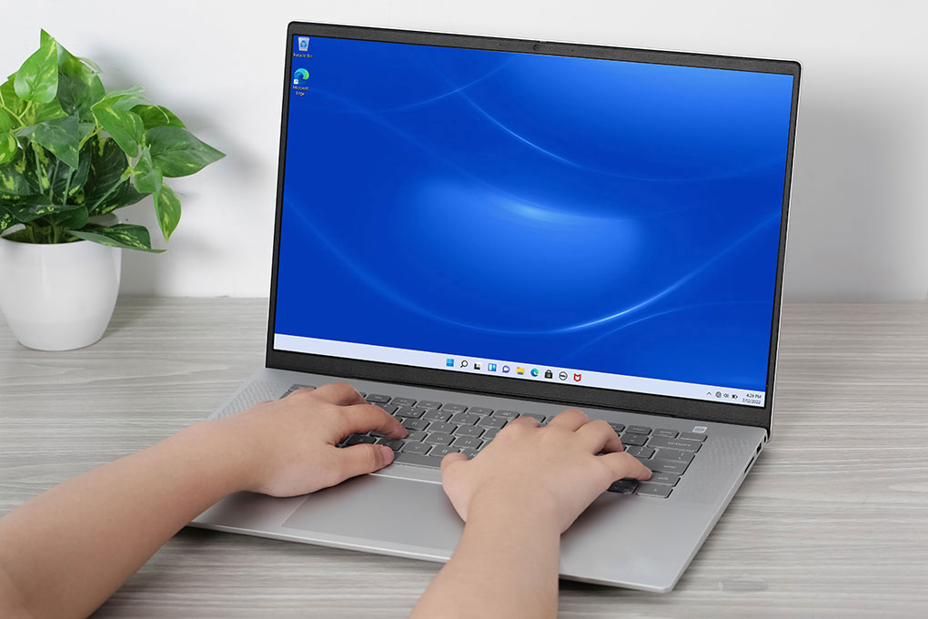 Laptop Dell Inspiron 16 5620 i5 1240P/16GB/512GB/OfficeHS/Win11 (i5P165W11SLU) Màu Bạc