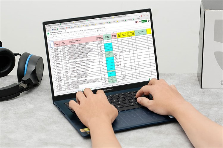 Laptop Asus Zenbook 14 OLED UX3402VA i7 1360P/16GB/512GB/Cáp/Túi/Win11 (KM068W) Màu Xanh