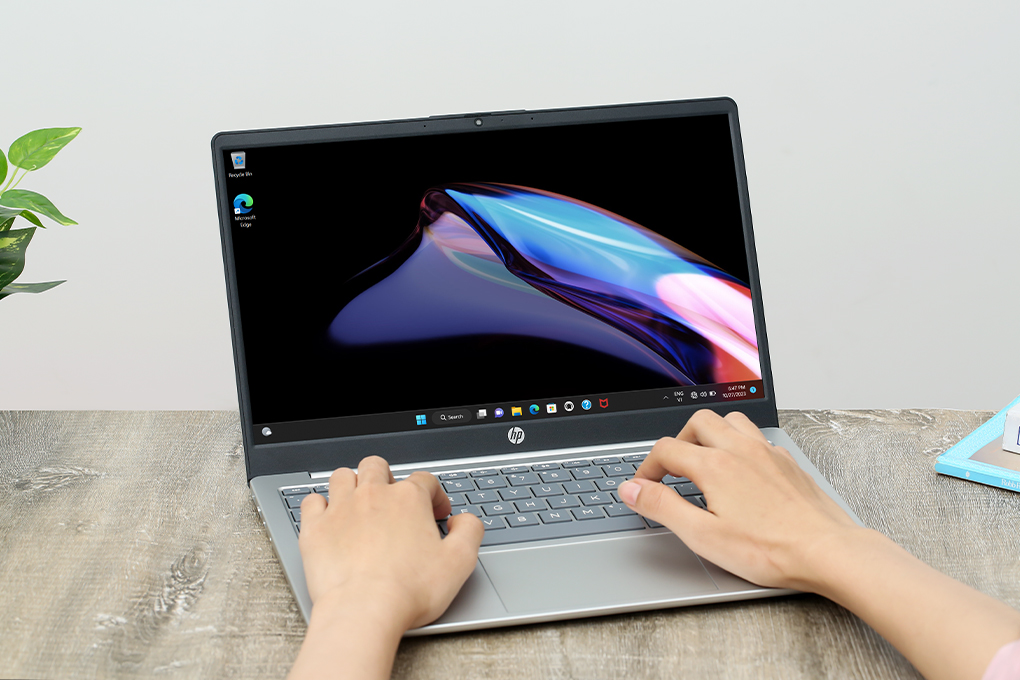 Laptop HP 14 ep0126TU i3 N305/8GB/256GB/Win11 (8U233PA) Màu Bạc