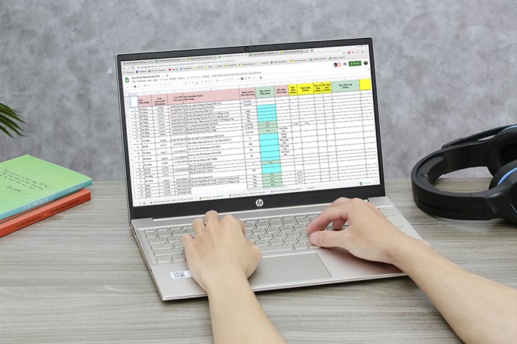 Laptop HP Pavilion 15 eg3033TX i5 1335U/16GB/512GB/2GB MX550/Win11 (8U6L6PA) Màu Vàng