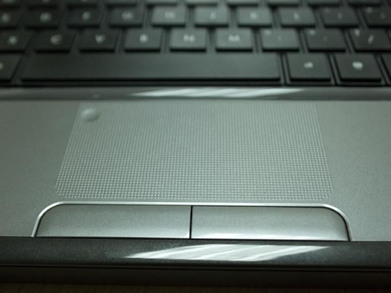 Touchpad có bề mặt nhẵn mịn và độ chính xác cũng như các thao tác đa điểm rất tốt