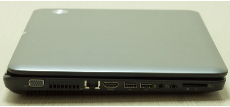 Cạnh trái gồm cổng VGA, khe tản nhiệt, LAN, HDMI, 2xUSB 2.0, jack tai nghe và míc 3.5 mm, khe đọc thẻ nhớ 5 trong 1