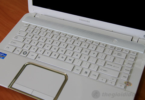 Sử dụng lớp vỏ bóng bên ngoài nhưng phía trong máy vẫn sử dụng lớp vân nhựa nổi cho chiếu nghỉ tay