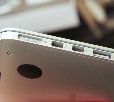 Cổng Thunderbolt tốc độ cao và cổng sạc MagSafe 2 đẹp hơn của MacBook Pro MC975