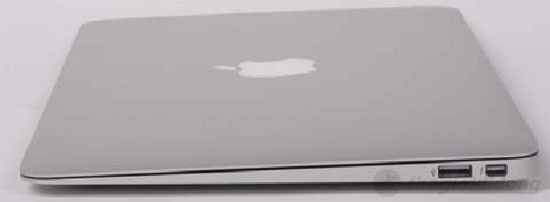 Cạnh phải của MacBook Air MD232 với cổng USB và Thunderbolt 