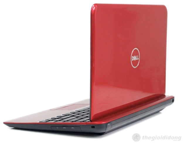 Màu đỏ nổi bật kết hợp rất ăn ý với màu đen