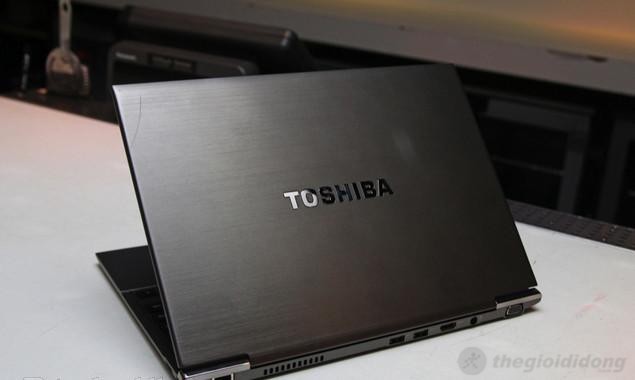 Nắp Toshiba Portege Z930 với Logo TOSHIBA mạ crom