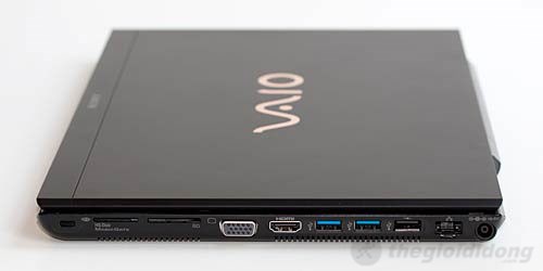 Cạnh phải của Sony Vaio S13 Cạnh phải chứa hầu hết các cổng kết nối nên trông khá chật trội
