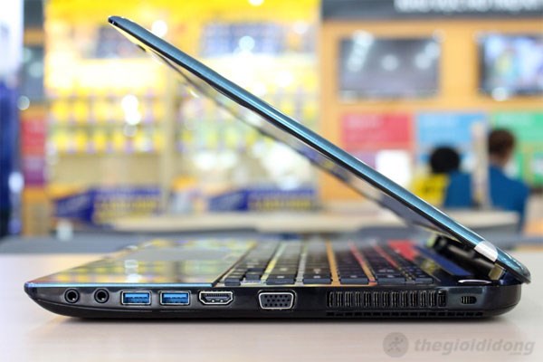 Cạnh bên Satellite L40 được bố trí các cổng kết nối Cạnh bên Satellite L40 được bố trí các cổng kết nối cơ bản