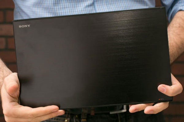 Mặt sau cực kỳ sang trọng Mặt sau cực kỳ sang trọng của VAIO Tap 11