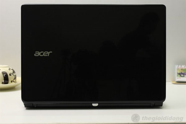 Nắp máy đơn giản với logo Acer