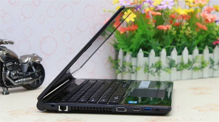 Laptop Acer Aspire E1 470 33212G50Dn Màu Đen
