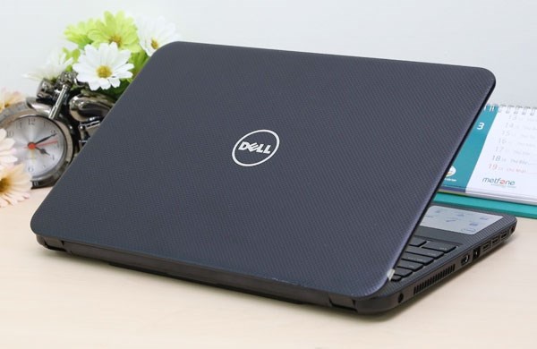 Phần nắp lưng trông khá sang trọng và đẹp mắt Dell Inspiron 3537 laptop cấu hình khủng