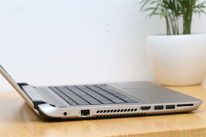 Laptop HP Pavilion 14 v024TU 54214G50W8