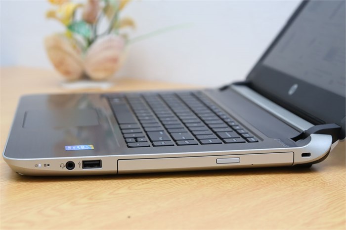 Laptop HP Pavilion 14 v024TU 54214G50W8