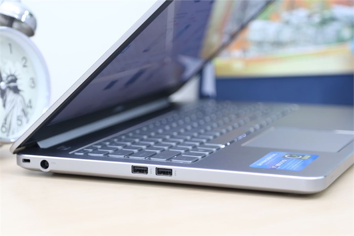 Laptop Dell Inspiron 7537 54216G50G Màu Bạc