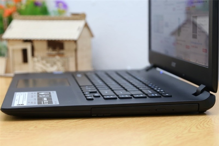 Laptop Acer Aspire ES1 511 Celeron N2930/2G/500G/Win8.1 Màu Đen