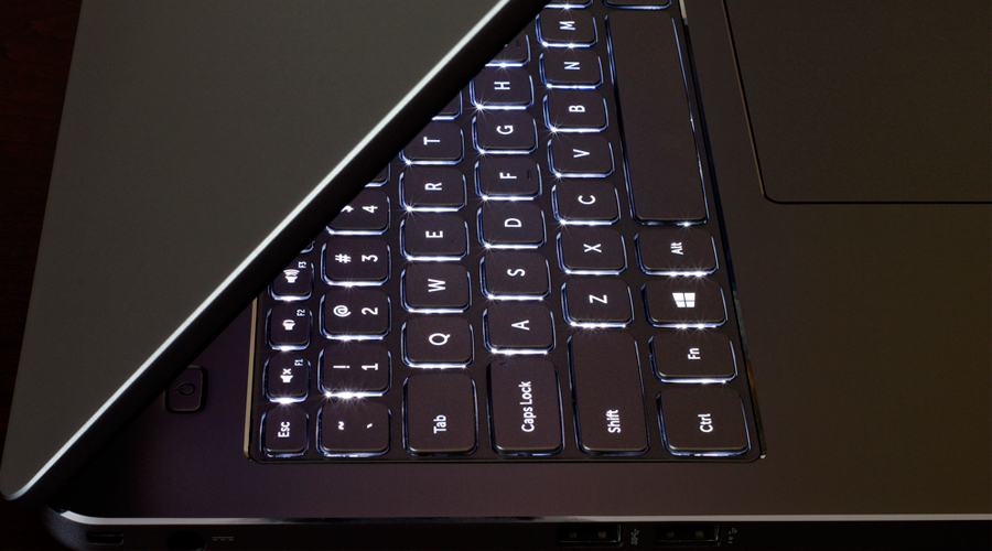 <p>Trang bị đ&egrave;n nền b&agrave;n ph&iacute;m gi&uacute;p bạn nhận biết c&aacute;c ph&iacute;m tốt khi l&agrave;m việc thiếu s&aacute;ng, c&aacute;c ph&iacute;m bấm nhẹ độ nẩy tốt, t&iacute;ch hợp b&agrave;n ph&iacute;m số</p>