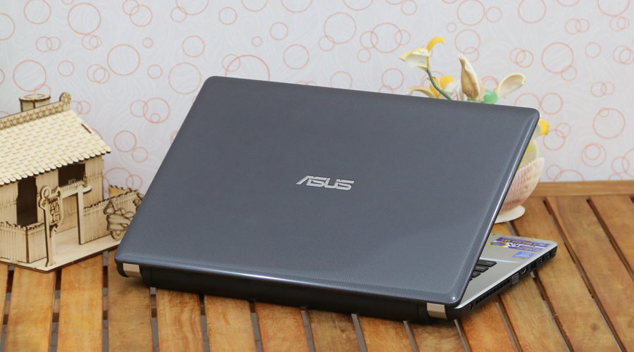 <p><strong>Thiết kế sang trọng, mỏng nhẹ</strong></p>
<p>Mặt lưng lấy cảm hứng từ những đường tr&ograve;n đồng t&acirc;m Zen K450LAV tạo cảm gi&aacute;c sang trọng v&agrave; lịch l&atilde;m. Phần chiếu nghỉ tay l&agrave;m bằng nh&ocirc;m tạo cảm gi&aacute;c lu&ocirc;n m&aacute;t.</p>