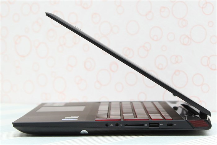 Laptop Lenovo Y5070 74718G1TGW8 Màu Đen