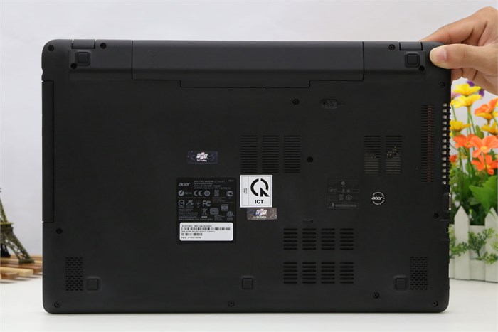 Laptop Acer Aspire E5 571 54214G50W8 Màu Đen