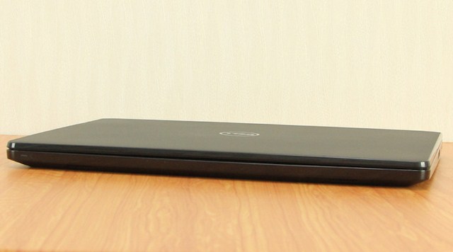 Do không có ổ đĩa CD nên sản phẩm mỏng hơn đàn anh Dell Inspiron 3442