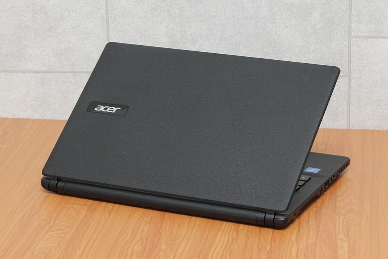 Thiết kế mạnh mẽ cùng mặt lưng được làm vân nhám và logo Acer nổi bật