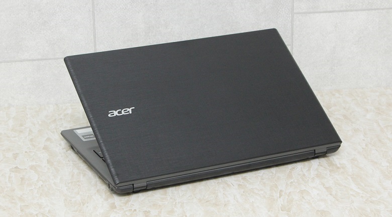 Thiết kế hiện đại, mặt lưng được làm vân xướt cùng logo Acer nổi bật